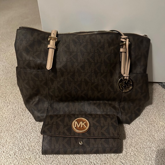 Michael Kors tote bag and wallet. - Picture 2 of 4